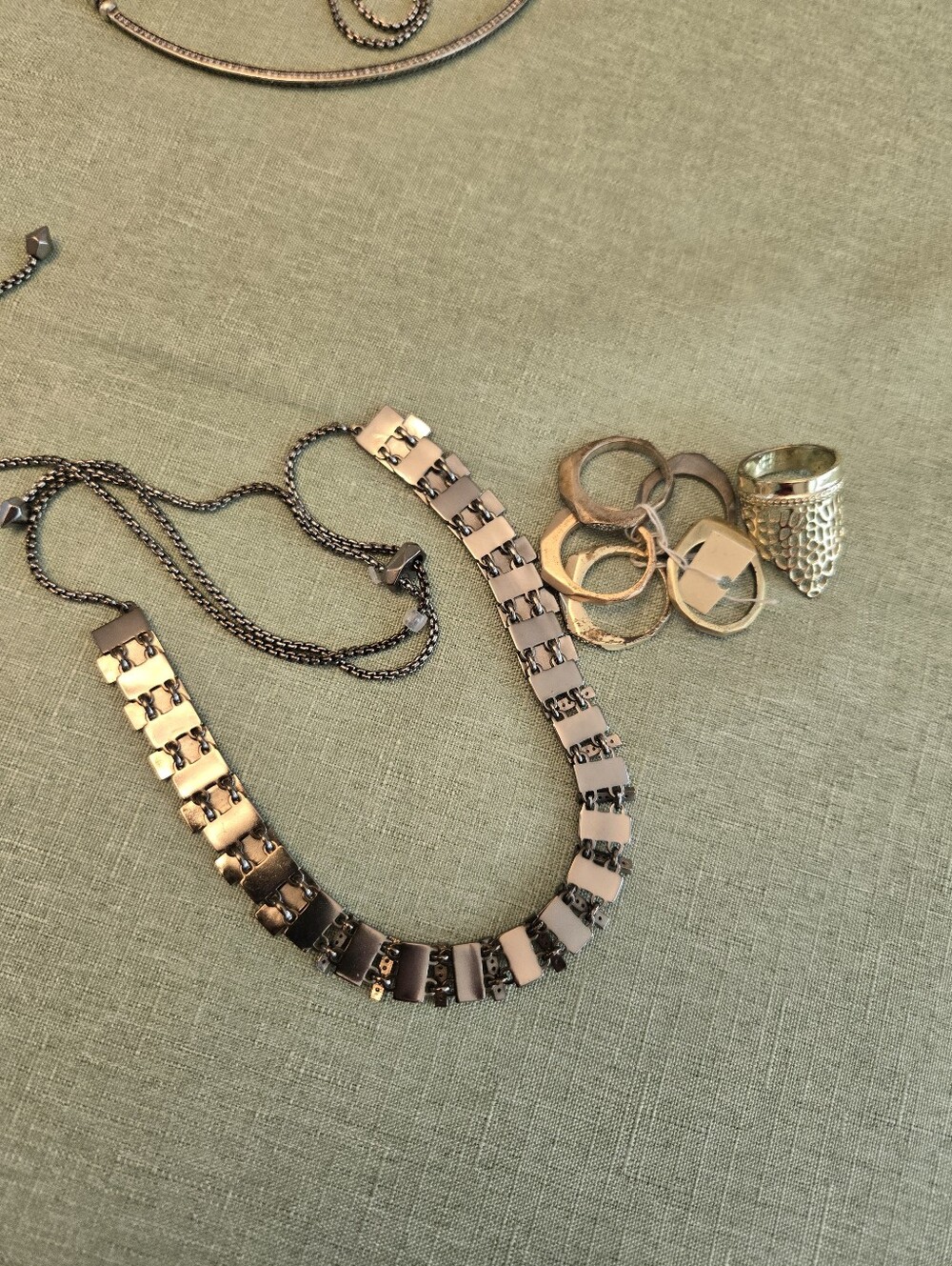 Kendra Scott bulk. 12 necklaces and 6 rings Various metals and conditions - Picture 10 of 11